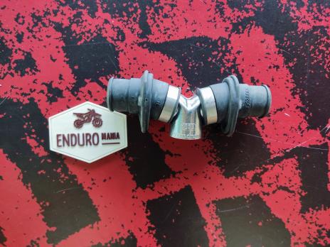 Тройник системы охлаждения KTM SX/SXF 125-450/15-18 EXC/EXCF 250-500/17->